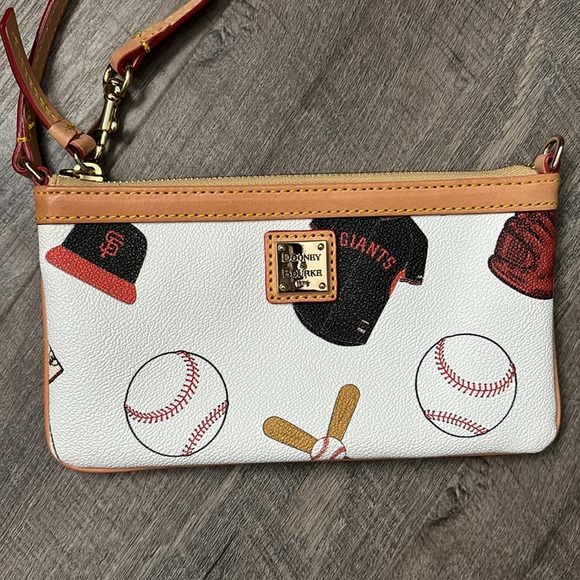 Women’s Dooney and Bourke San Francisco Giants Edition Wristlet Purse - Picture 3 of 6